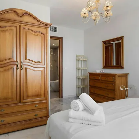 Bonito Piso En Primera Línea De Playa En Apartamento Estepona