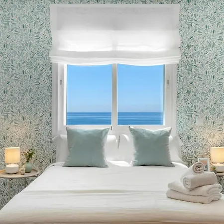 Bonito Piso En Primera Línea De Playa En Apartamento Estepona